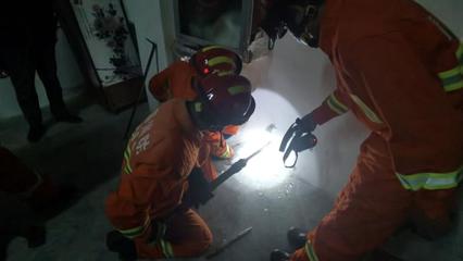 深夜11點,7名居民被困電梯兩小時憋氣胸悶 消防員掄起大錘砸墻救人