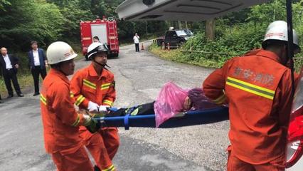 公交車山路側(cè)翻,消防絕境救援!井岡山開展交通事故應(yīng)急救援演練