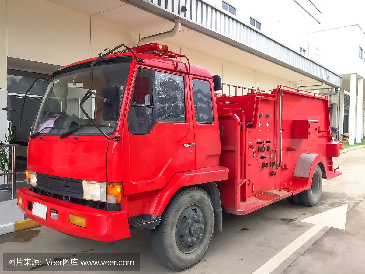 消防車或救護車停在工廠內(nèi)