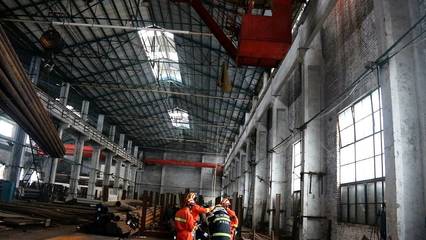 四川自貢一工廠設備發生故障,女工被困行車操作室