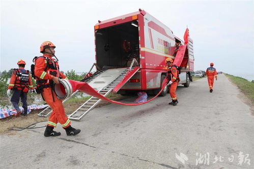 湖北消防救援隊伍抵達湖南岳陽 六條 水龍 吸水