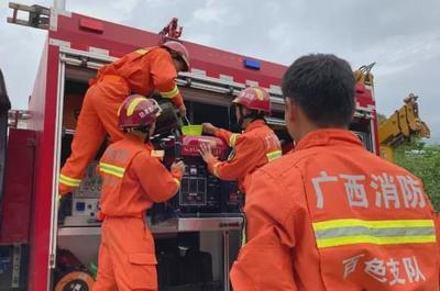 百色樂業隧道塌方9人被困,救援機械設備已進行塌方清理