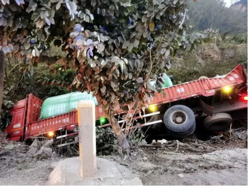 凌晨 賓陽二級(jí)路五車連撞 消防用破拆器材展開救援